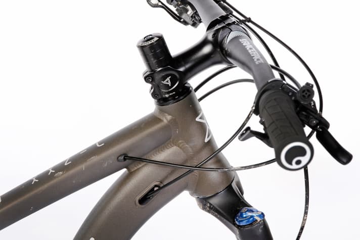   A 90 millimetre stem like the one on the Maxx has no place on a modern trail bike. In combination with the 130 millimetre high head tube, the Jinxx is sluggish around bends.