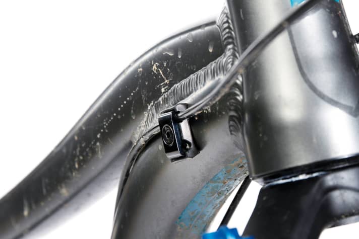  Little attention to detail: Although there is no option to install an additional cable on the Norco, a clunky double clamp is used. The weld seams are also somewhat irregular and bulging.