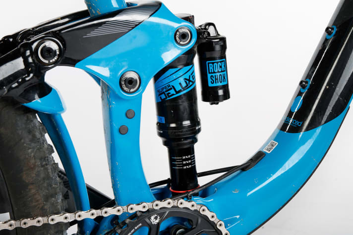   Giant Trance Advanced 0 2017: MINUS The metric Super Deluxe shock weighs 120 grams more due to the reservoir. The Monarch also functions well.  