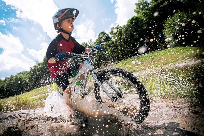   This makes biking fun! Variety, distraction and challenge make tours a pleasure for the next generation. You should avoid long, monotonous climbs.
