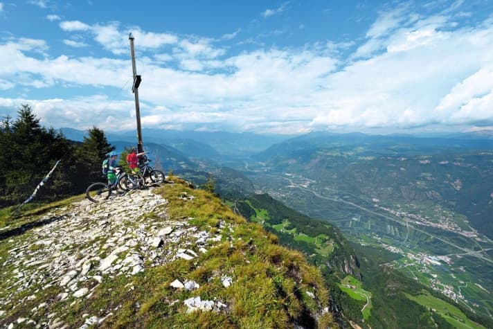   Am Gantkofel markiert ein Abgrund die Grenze zu Südtirol. Zu Bikers Füßen liegen Meran und Bozen.