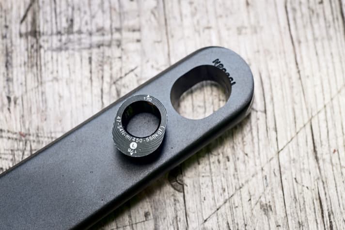   3. Über das Alu-Insert kann man die Pedale in zwei Positionen montieren – mit einer effektiven Kurbellänge von 175 oder 170 mm.