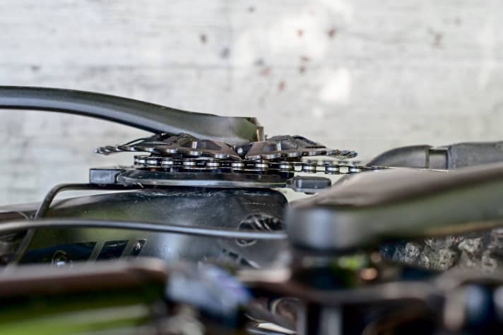   4. here the segments of the large 36-tooth chainring are folded outwards. The chain runs on the small 24-tooth chainring.