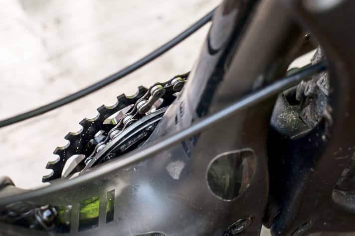   5 When shifting up, the first chainring segment folds inwards at the right moment, pushes into the chain line and thus lifts the chain.