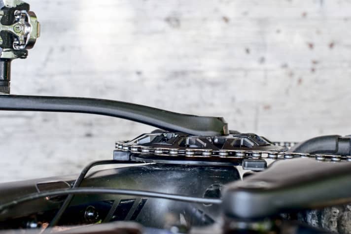   6. if the crank continues to turn, all segments fold inwards in sequence - the chain runs on the large chainring.