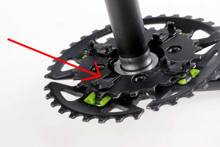   The torn off switch connector on the slider plate of the Vyro EmEn1 is one of the defects we had in the practical test. Annoying, but at least it was quickly replaced.