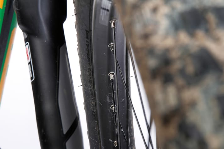   Kona uses rims with an inner width of 29 millimetres on the Process. This makes the 2.3 inch wide Maxxis tyres a little more voluminous and generates noticeably more grip on descents.