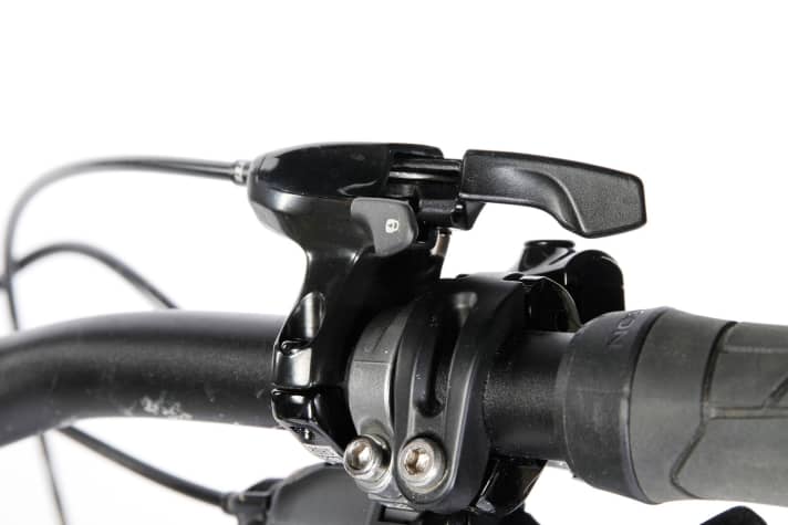   Aufgrund des hohen Wartungsaufwands geht Rock Shox immer mehr vom hydraulischen XLoc-Hebel weg. Der mechanische OneLoc am Stevens ist jedoch kein Quantensprung. Die Belegung der Hebel irritiert und ist zu leichtgängig, so geht die Gabel schon bei der kleinsten Berührung in den Lockout-Modus. Zudem wirkt der Kunststoffhebel wenig hochwertig.