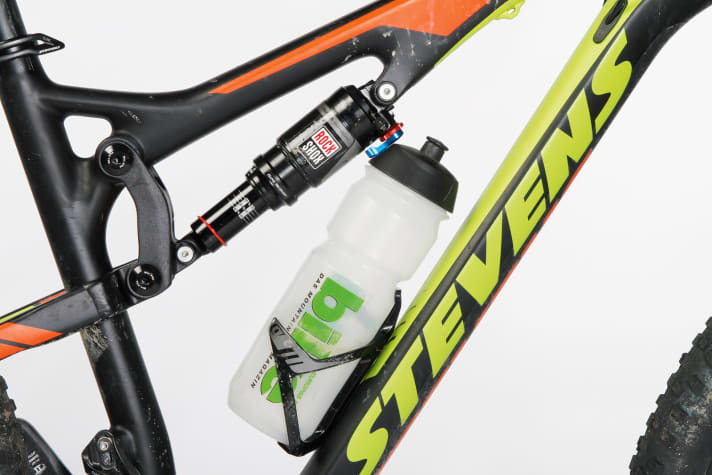   Eine Standardflasche findet im Stevens gerade so Platz, lässt sich aber nur schwer greifen. Zudem klappt sie den Lockout-Hebel zur Seite. Weiter unten wäre für den Flaschenhalter eigentlich noch ausreichend Platz gewesen.