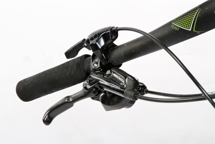   Merida Big Nine Team 2017: MINUS   Der neue Lockout-Hebel wirkt etwas plumper, auch die Level-Bremsen mit nur zwei Bremskolben verzögern etwas schlechter. 