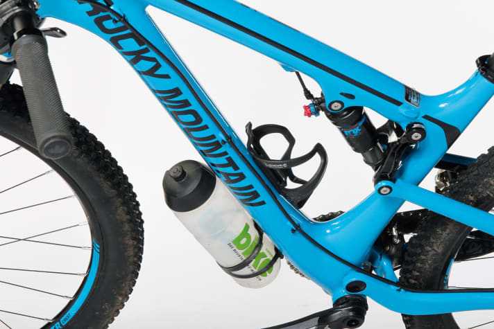   Rocky Mountain Element 970 RSL 2016: MINUS   Beim Marathon ist der zweite Flaschenhalter auf der Langstrecke Pflicht. 2016 hatte dieser nur am verdreckten Unterrohr Platz.