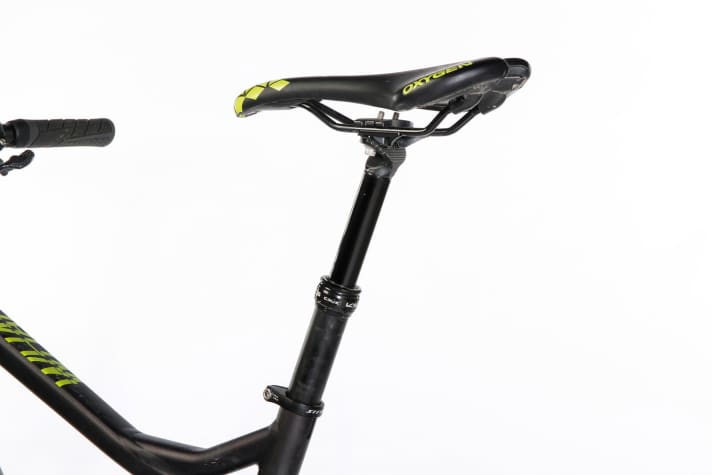   Stevens Whaka 20 ES 2016: MINUS The Crux dropper post on the old Whaka has just 100 millimetres of travel. The carbon successor has the same post, but with 20 millimetres more adjustment range.