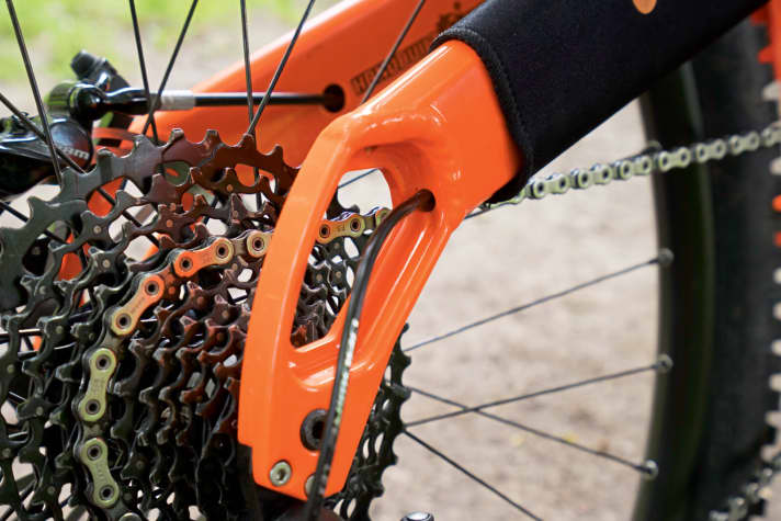   Orange Five RS: Der massive Hinterbau kommt ohne Kettenstreben aus und nimmt elegant Schaltzug und Bremsleitung auf.