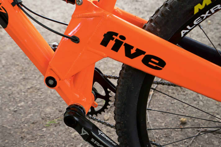   Orange Five RS: Orange relies on a threaded, maintenance-friendly BSA bottom bracket and a classic single-pivot.