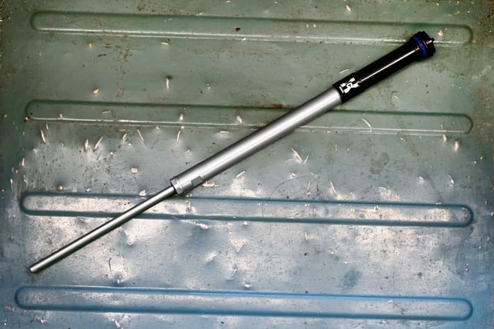   Dropping, rumbling trails and staying on top of things are on the to-do list of these potent 170 forks. Ideal for use on enduro bikes. Casting, air unit and external appearance are identical on both forks. The difference lies in the damping. Closed Charger cartridge on the expensive Lyrik and ...