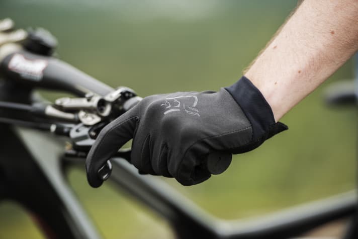   The gloves are made of softshell and synthetic leather with rubberised fingertips.
