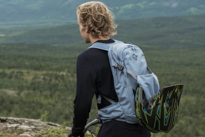   15 litre volume, back protector, separate compartments for luggage, tools and hydration - even the full-face helmet can be sensibly attached to the Skibotn backpack.