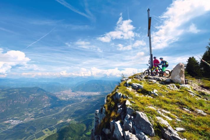   Atemberaubender Blick ins Etschtal: Hier am Gantkofel endet das Trentino und Südtirol beginnt.