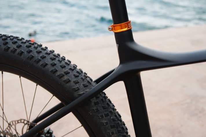   The carbon frame comes with an eye-catching look...