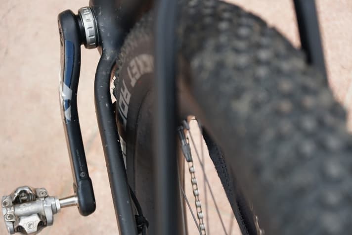   The tyre clearance is just enough for 2.8 mm Schwalbe tyres on rims with a 45 mm rim width. Even if it looks tight: There was no grinding to be felt on the extensive test lap.