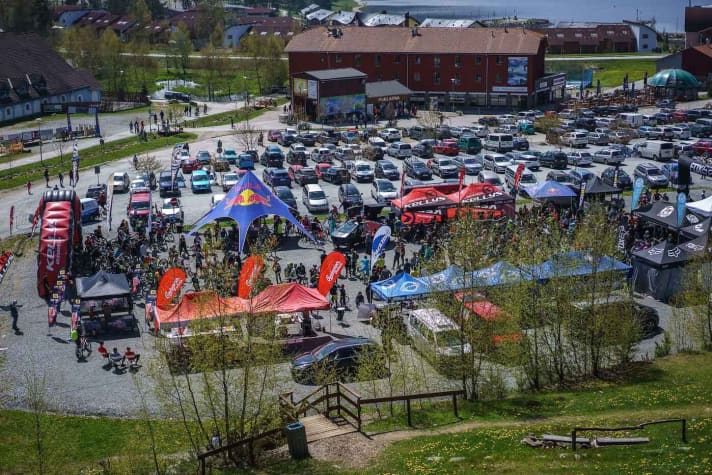   Im Start-Zielbereich sorgten einige Aussteller für Leben auf dem Parkplatz.