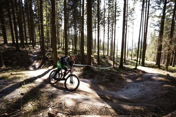   Alle Strecken sind leicht zu befahren und absolut anfängertauglich. Wer die 150 Höhenmeter bis zum Trail-Einstieg nicht treten will, kann sich den Lift zu Hilfe nehmen.