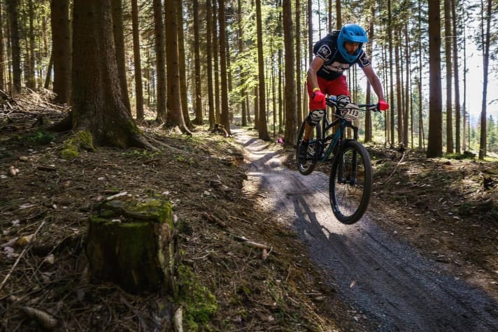   Brechsandpisten mit Hunderten Anliegern und kurzer Zwischensprints forderten die Teilnehmer genauso wie die natürlichen Trails am zweiten Tag.