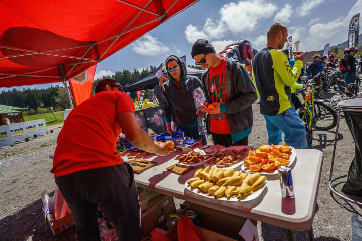   Im Zielbereich und auf der Strecke war für die Verpflegung der Fahrer bestens gesorgt. Bier gab es hier nur ohne Alkohol.