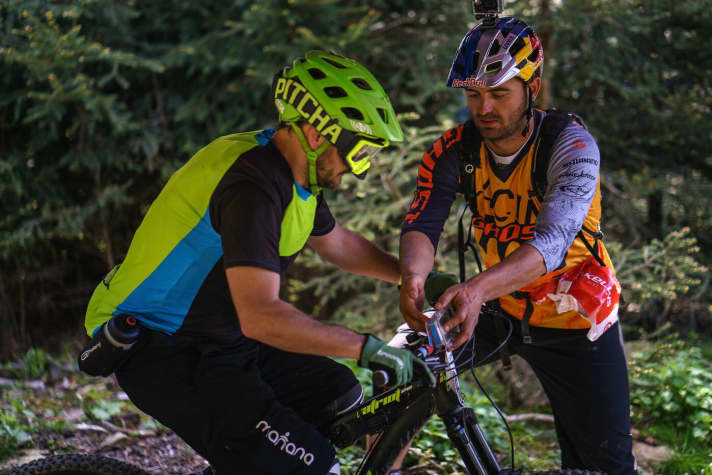   Er ist sich für nichts zu schade. Am Ziel von Stage drei half Ex-Four-Cross-Weltmeitser Prokop (rechts) bei der Zeitmessung. Zum Rennenfahren hatte er an diesem Wochenende keine Zeit.
