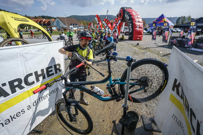   Im Zielbereich halfen Dampfstrahler, die Bikes für den zweiten Tag wieder sauber zu bekommen.