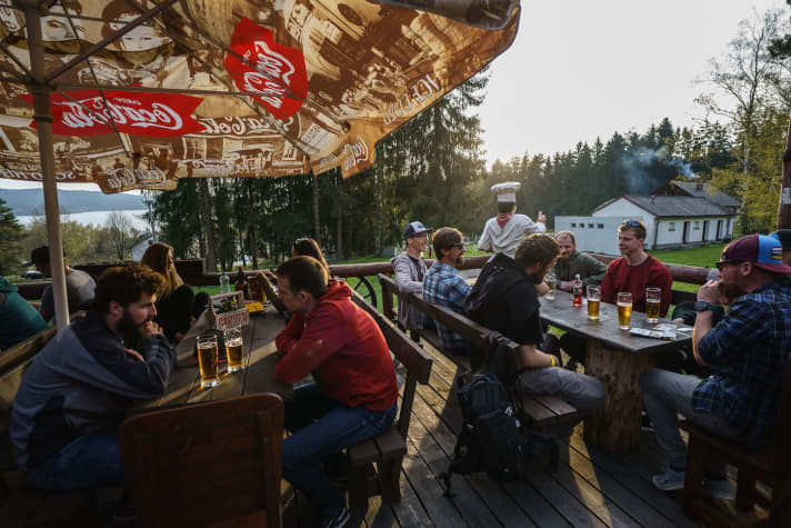   The cosy part should not be neglected. In the evening, the 250 or so racers enjoyed a barbecue together at a hut in the bike park.