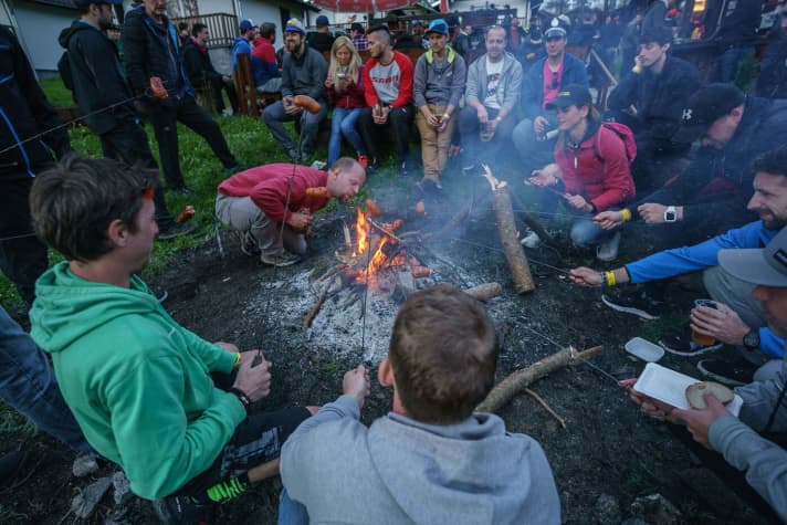   Der Verkaufsschlager beim Grillabend: Bier (jetzt auch mit Alkohol) und Bratwurst.