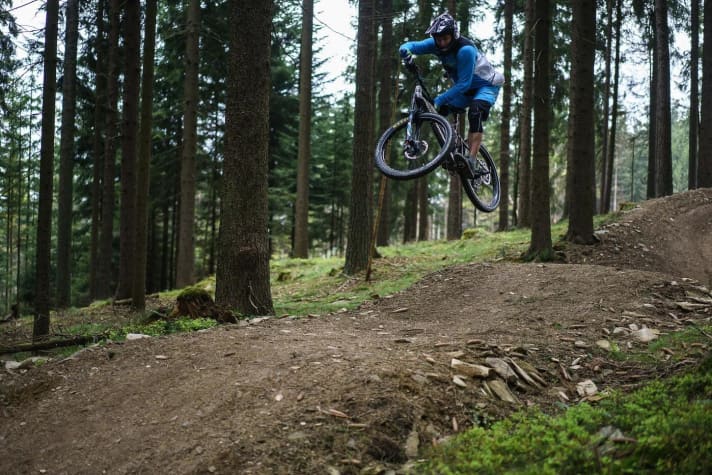   Checker können im Trailcenter Lipno an kleinen Geländekanten oder Doubles abziehen und etwas Airtime genießen. Vor allem die Strecken im Bikepark bieten dazu genügend Möglichkeiten. 