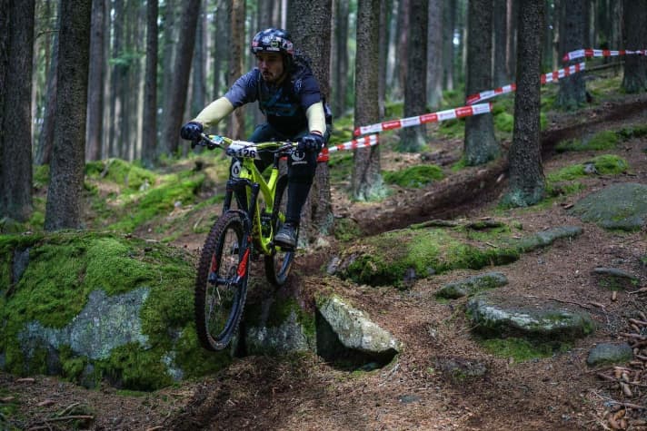   Natürliche Trails gehörten genauso zu den Wertungsprüfungen wie die angelegten Brechssandstrecken. Regen am zweiten Tag machte den Wegen wenig aus, die Steine aber besonders rutschig.