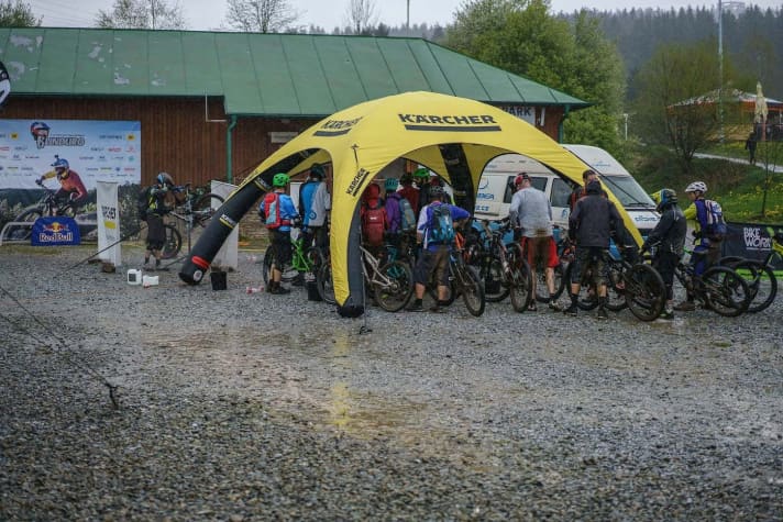   The rush to the wash stations after the finish was unabated on the second day.