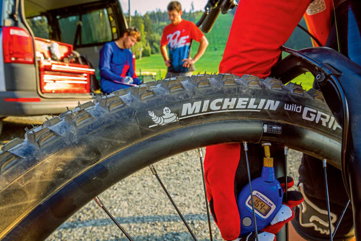   We inflated all tyres to 1.7 bar at the front and 1.9 bar at the rear. So here we had to use the air pump again.
