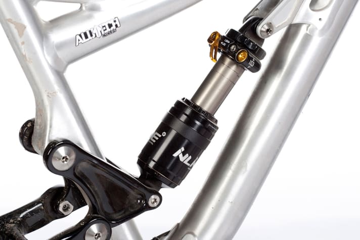   Alutech Teibun 2.0 Custom: The first Cane Creek shock on the Alutech gave up the ghost after the third descent. The test could only be continued with a replacement shock. The pedalling platform could be a little stronger.