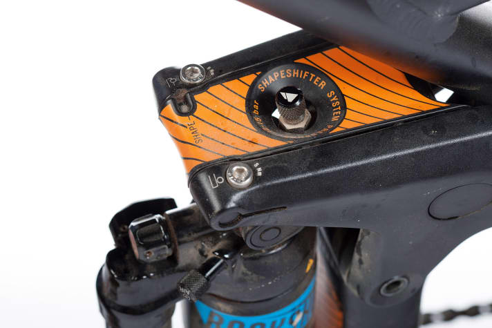   Canyon Strive AL 7.0 Race: Canyon's Shapeshifter is well integrated into the rocker link. According to the manufacturer, the problems of the first series in 2015 with the coating coming off are a thing of the past. Our model worked perfectly.