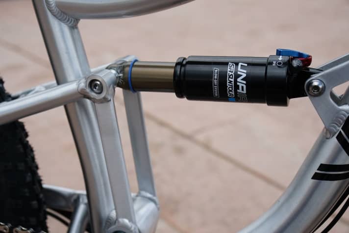 Das Serienbike wird es wahlweise mit Fox- oder Suntour-Fahrwerk geben. Bei beiden Varianten sind Gabel und Dämpfer explizit auf geringes Kindergewicht abgestimmt.