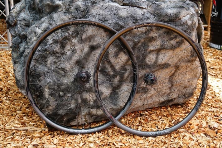   The new wheelset relies on the Vault hubs that are already used in the Turbine aluminium wheels. Race Face has also added new carbon rims. The set is available in 27.5 and 29 inch, the front wheel costs 799 euros, the rear wheel 899 euros. The 27.5 inch set should weigh 1680 grams, the 29er 1765 grams. The rear hub is available with either Sram or Shimano freewheel.
