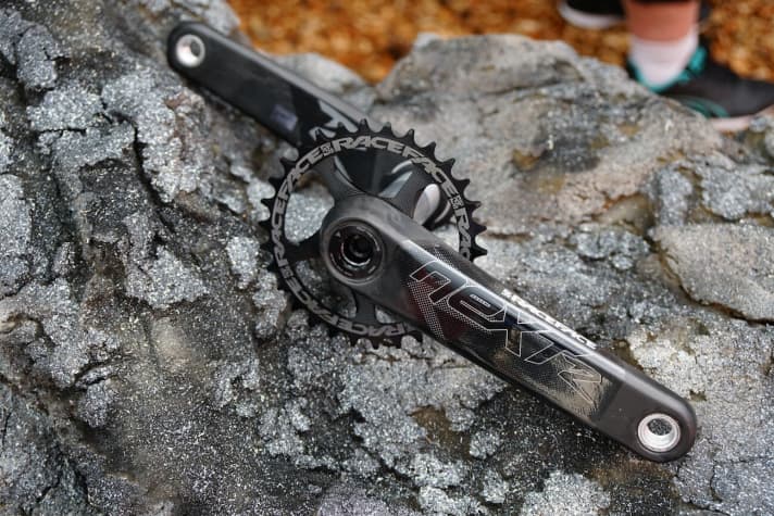   At 495 grams including the 32 mm chainring, the Race Face Next R carbon cranks should only weigh slightly more than the super-light Next SL G4 - but they are approved for enduro use. Available in 170 and 175 millimetre lengths.