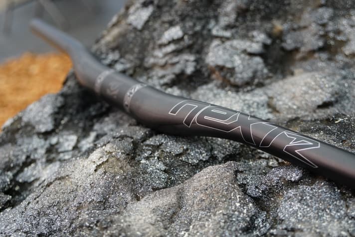   Der Race Face Next R Enduro-Lenker bringt 215 Gramm auf die Wage, hat 35 Millimeter Durchmesser an der Klemmung und ist in den Breiten 780 oder 800 Millimeter erhältlich. Beim Rise haben Enduristen die Wahl zwischen 10, 20 oder 35 Millimetern.