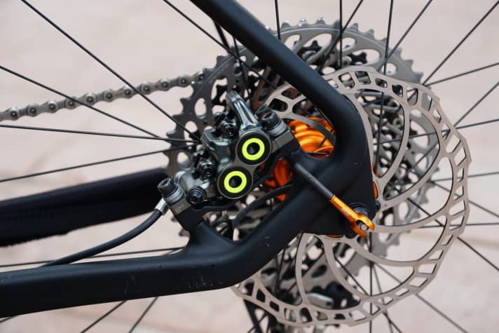   Equipped for tough descents: Magura's MT7 stoppers provide safety en masse on downhill runs.