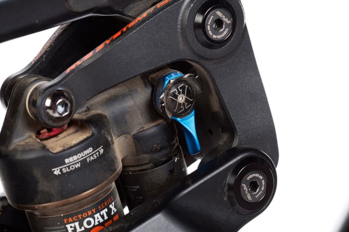   Kross Moon 3.0: Schwer zu erreichen: Wer am Kross den Plattformhebel des Dämpfers einlegen will, braucht Fingerspitzengefühl.