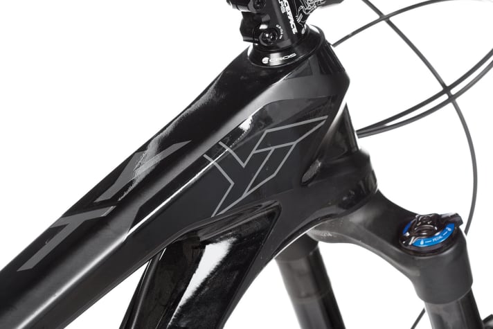   YT Industries Capra CF Comp: YT sends a beautifully designed carbon frame with aluminium chainstays for testing. This was only made possible by a price reduction in mid-September.