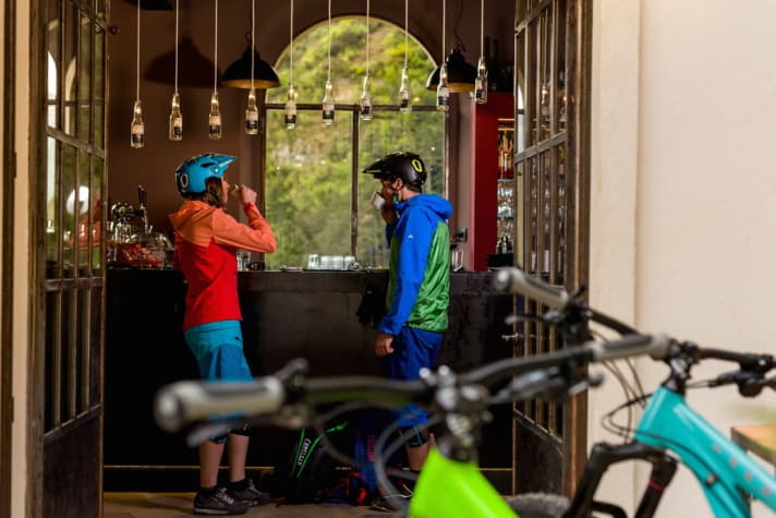   Ideal for the final nightcap: the chill-out bar with a hipster touch on Ponale Street.