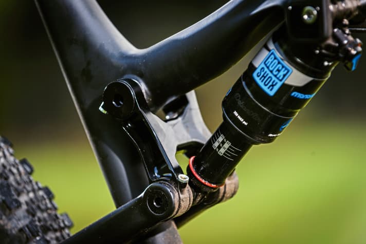   Rocky Mountain Thunderbolt 790 BC: The semi-slick tyre on the rear wheel suits the intended use well. The only tuning measure is the tubeless conversion.