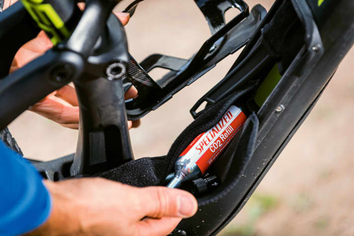   Specialized Camber S-Works: In dem Fach unterm Flaschenhalter ist Platz für Schlauch, Kartusche oder Regenjacke.