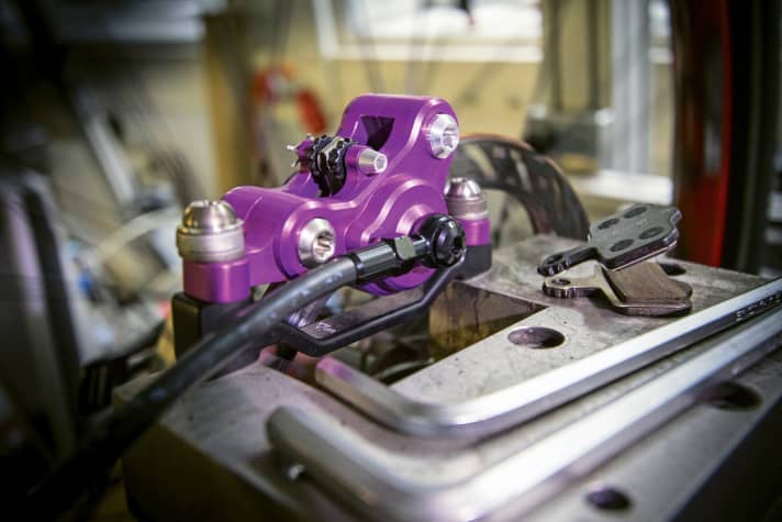   Der dreistufige Fading-Test auf dem Trommelprüfstand im BIKE-Labor bringt jede Bremse ans Limit.