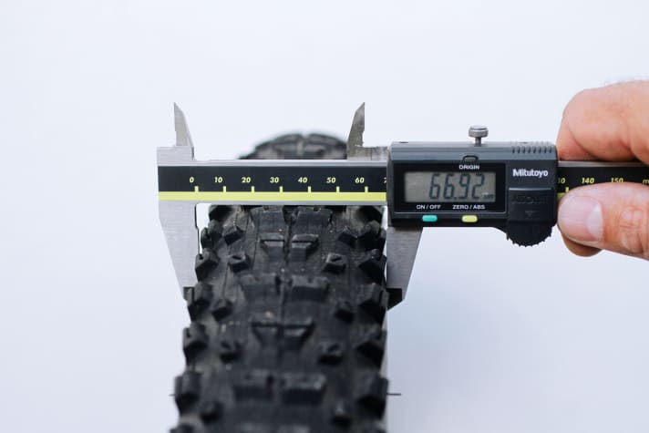   Measurement of tyre width (66.92 cm)